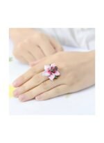 ⁦خاتم فضي بنقشة زهور⁩ - الصورة ⁦2⁩