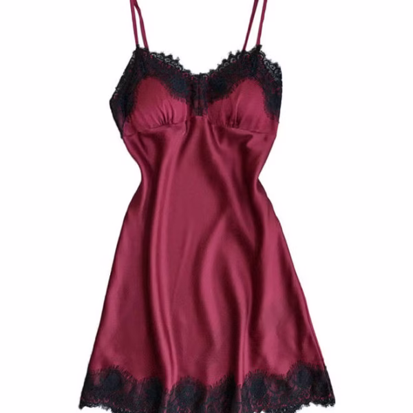 فستان نوم من الدانتيل الحريري المرقع