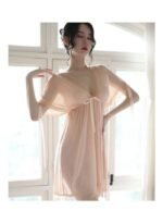 ⁦قميص نوم مكشوف الظهر ومزين بتفاصيل من الدانتيل⁩ - الصورة ⁦3⁩