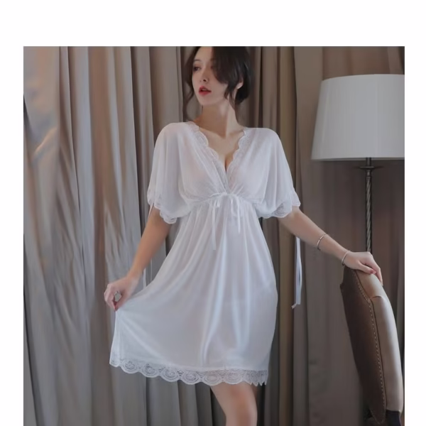 قميص نوم مكشوف الظهر ومزين بتفاصيل من الدانتيل