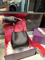 ⁦حقيبة دلو من توري بيرش⁩ - الصورة ⁦3⁩