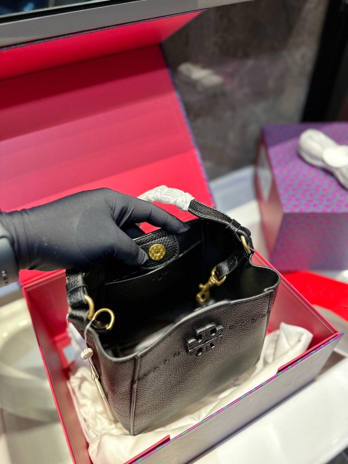 ⁦حقيبة دلو من توري بيرش⁩ - الصورة ⁦8⁩