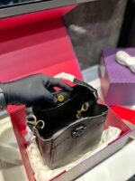 ⁦حقيبة دلو من توري بيرش⁩ - الصورة ⁦8⁩