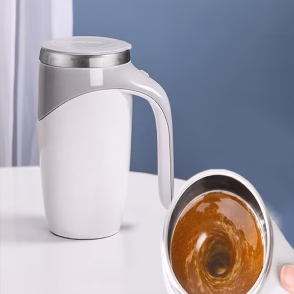 كوب قهوة بخاصية التقليب المغناطيسي التلقائي مع غطاء أبيض