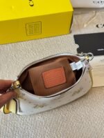 ⁦حقيبة كوتش تيري⁩ - الصورة ⁦5⁩