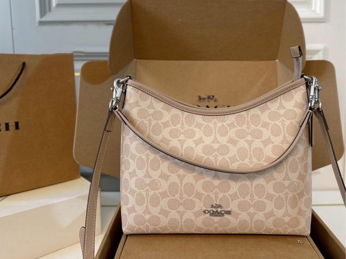 ⁦حقيبة لوريل هوبو الجديدة من كوتش⁩ - الصورة ⁦1⁩