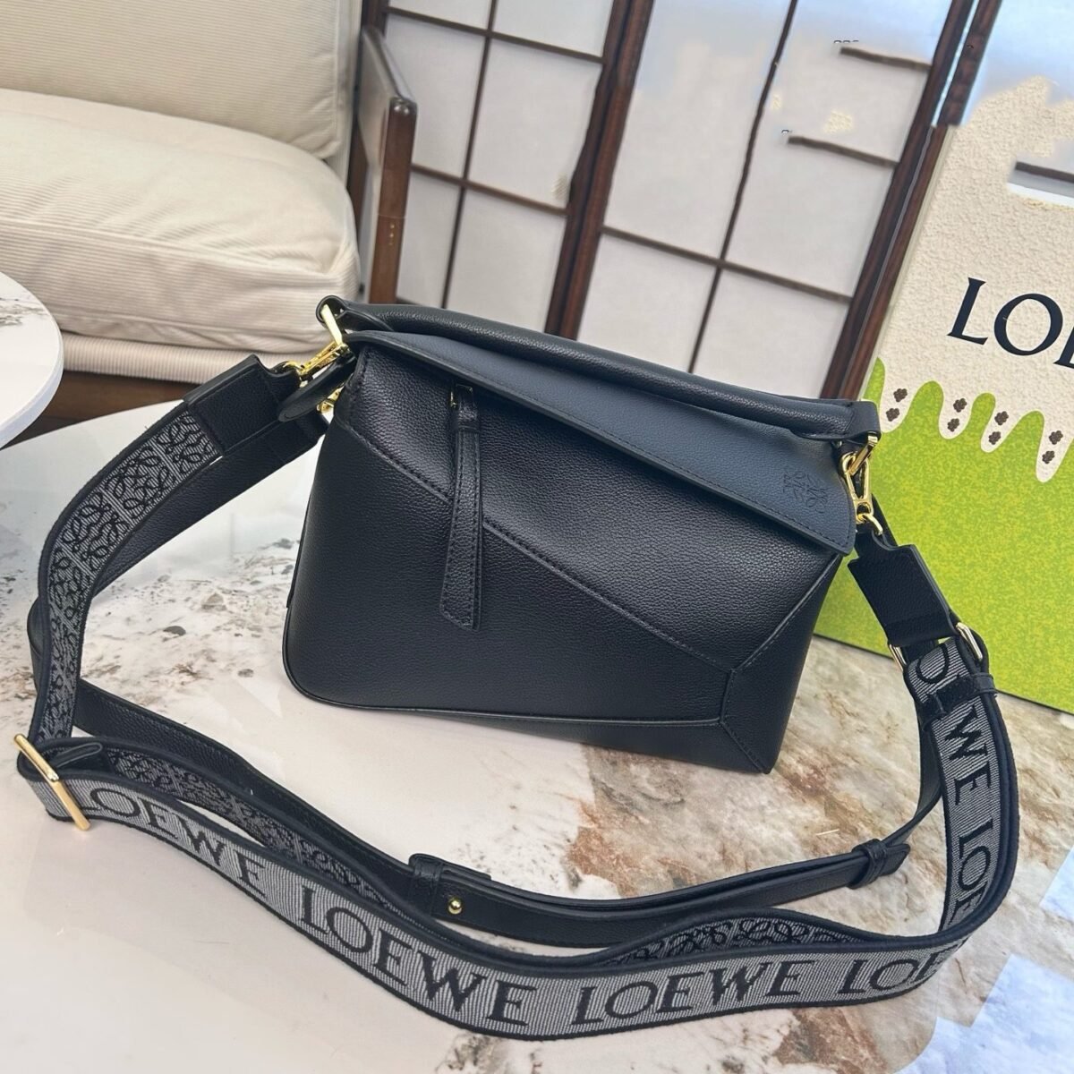 ⁦حقيبة لويفي الهندسية بتصميم أحجيات مع حزامين للكتف⁩ - الصورة ⁦1⁩