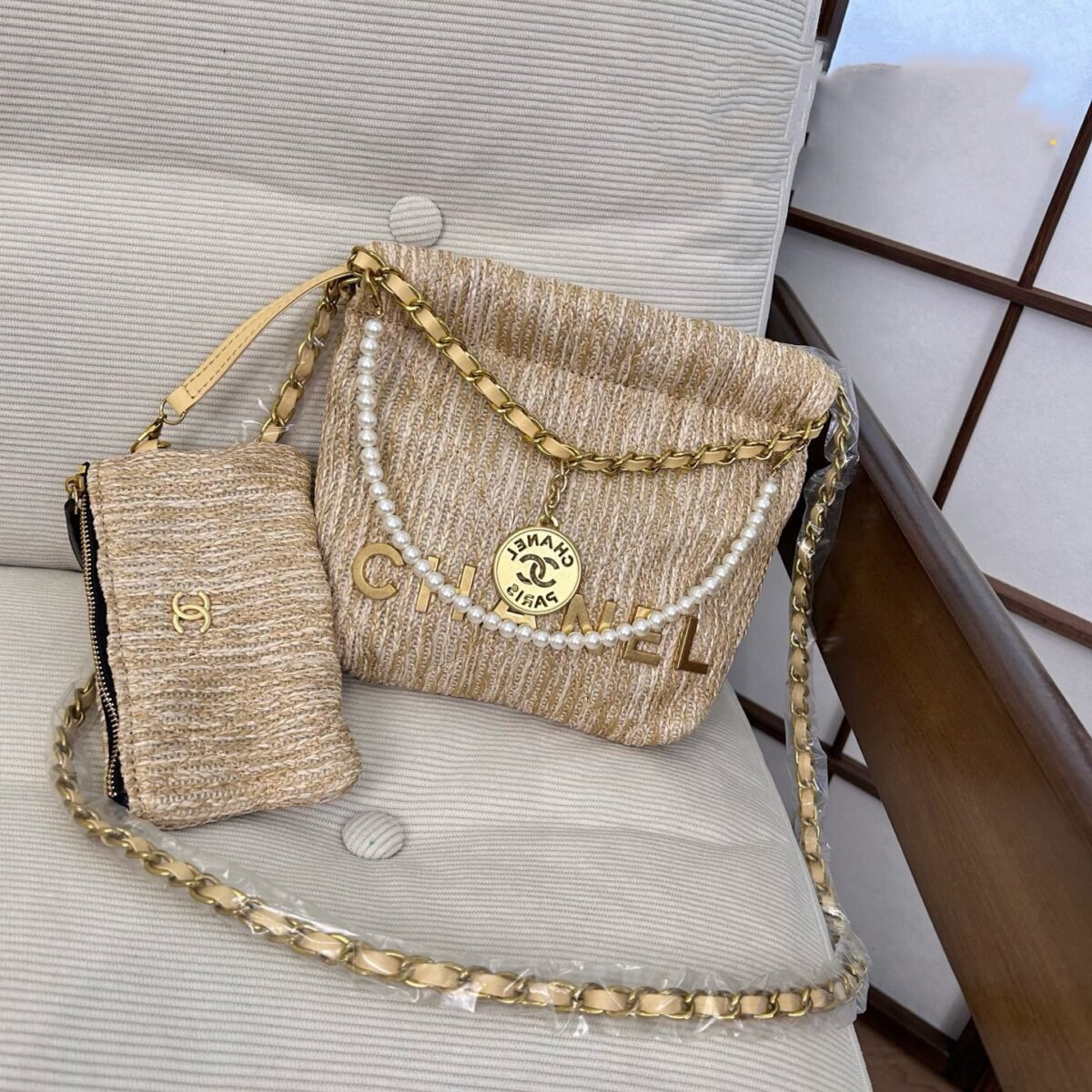 ⁦حقيبة شانيل المنسوجة باللؤلؤ⁩ - الصورة ⁦1⁩