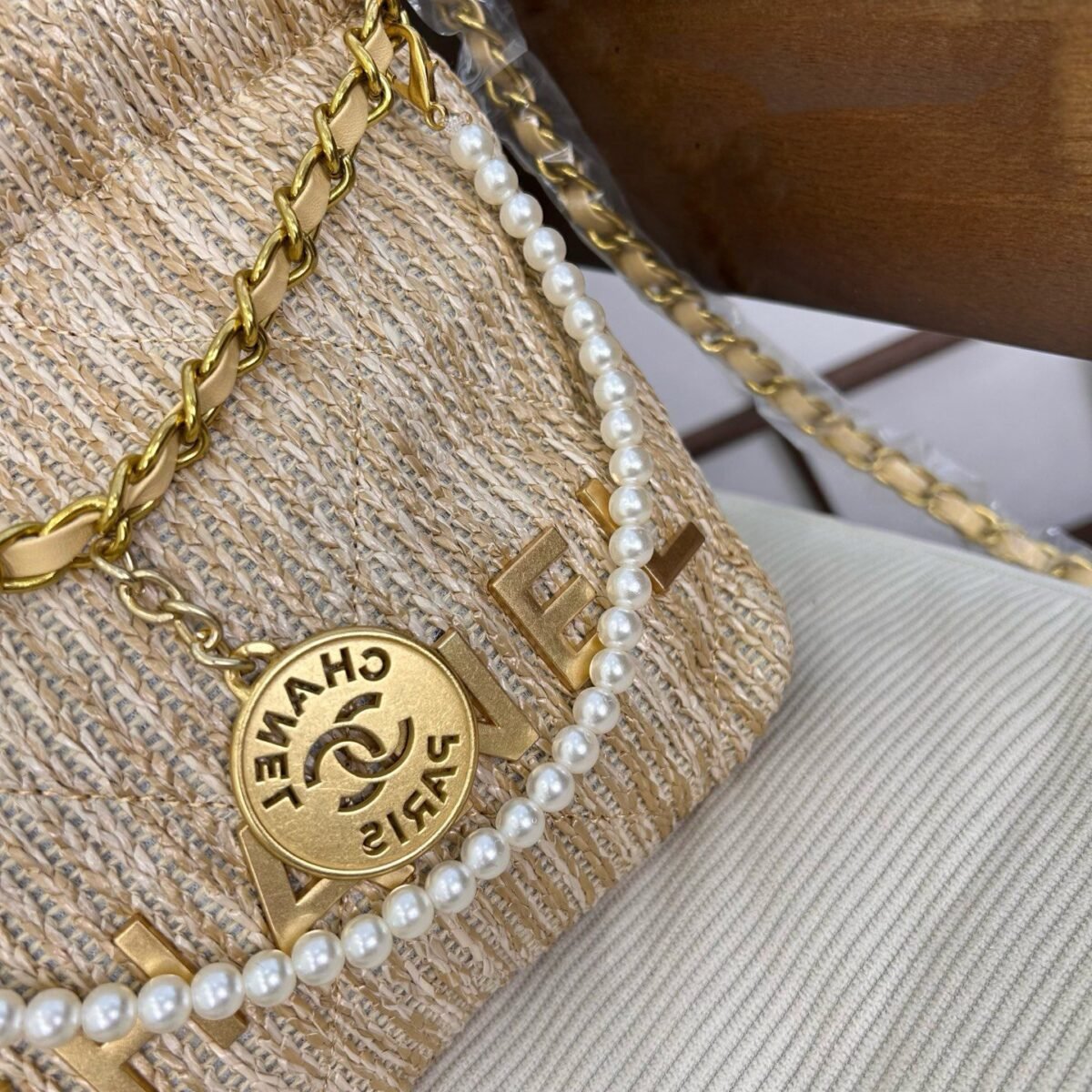 ⁦حقيبة شانيل المنسوجة باللؤلؤ⁩ - الصورة ⁦3⁩