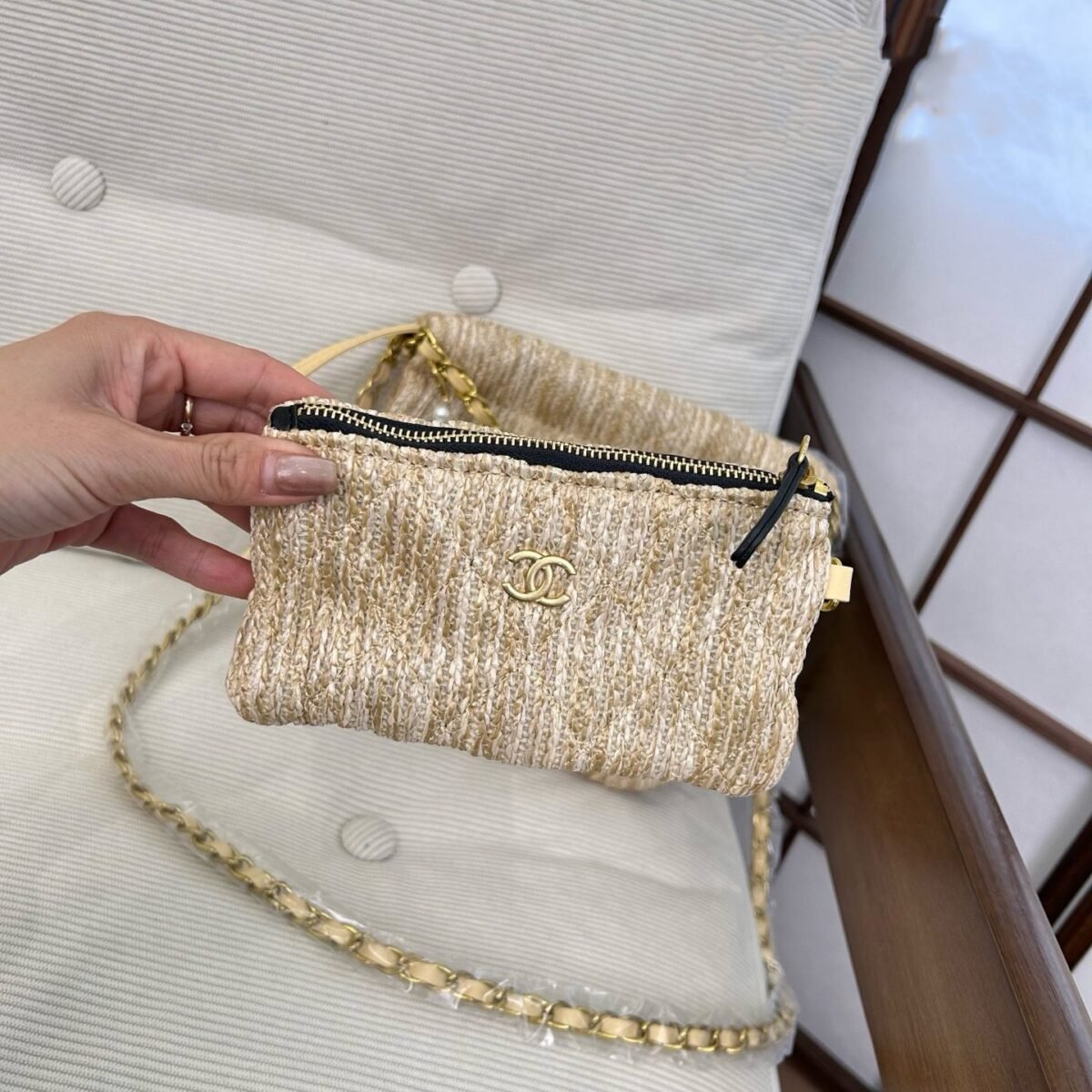 ⁦حقيبة شانيل المنسوجة باللؤلؤ⁩ - الصورة ⁦5⁩