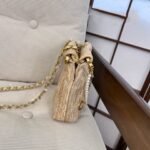 ⁦حقيبة شانيل المنسوجة باللؤلؤ⁩ - الصورة ⁦7⁩