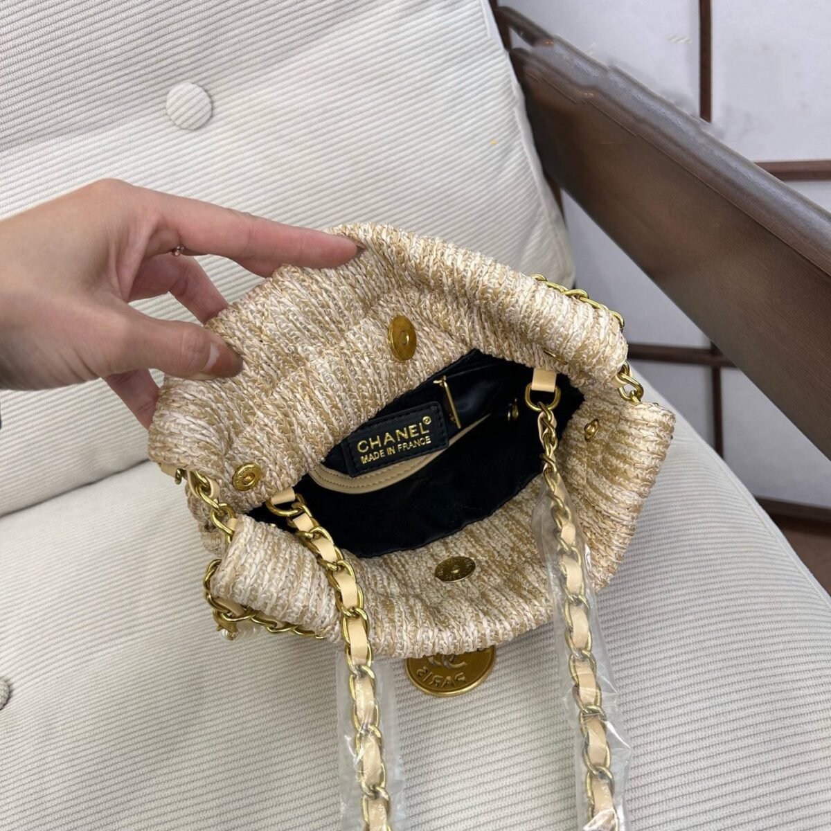 ⁦حقيبة شانيل المنسوجة باللؤلؤ⁩ - الصورة ⁦4⁩
