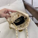 ⁦حقيبة شانيل المنسوجة باللؤلؤ⁩ - الصورة ⁦4⁩