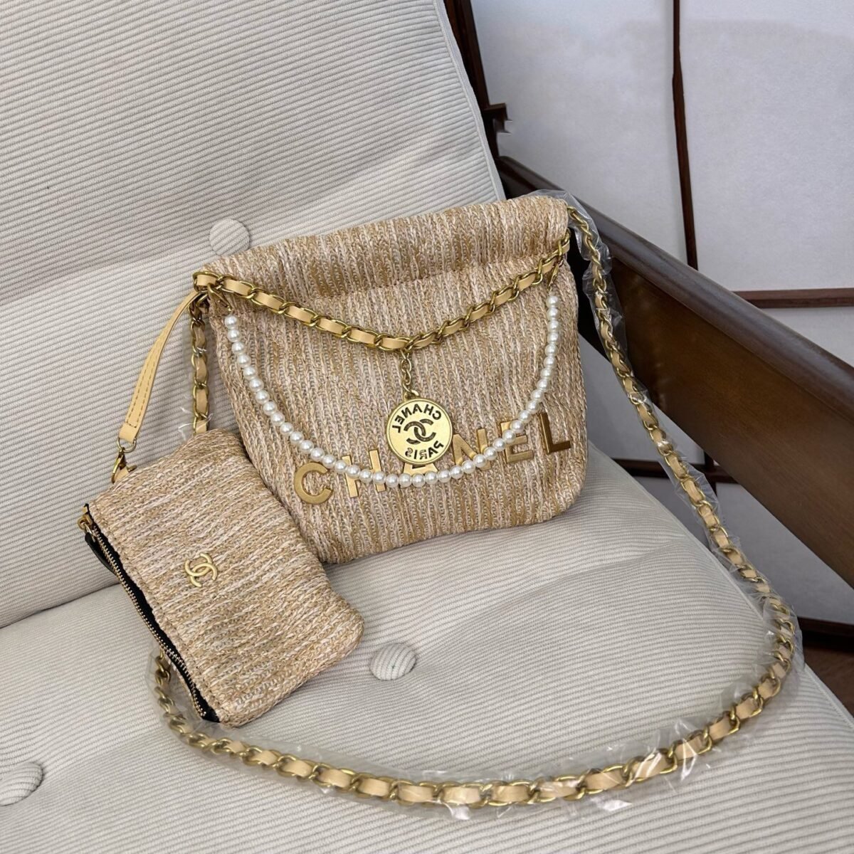 ⁦حقيبة شانيل المنسوجة باللؤلؤ⁩ - الصورة ⁦2⁩