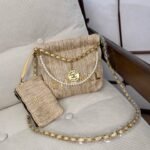 ⁦حقيبة شانيل المنسوجة باللؤلؤ⁩ - الصورة ⁦2⁩