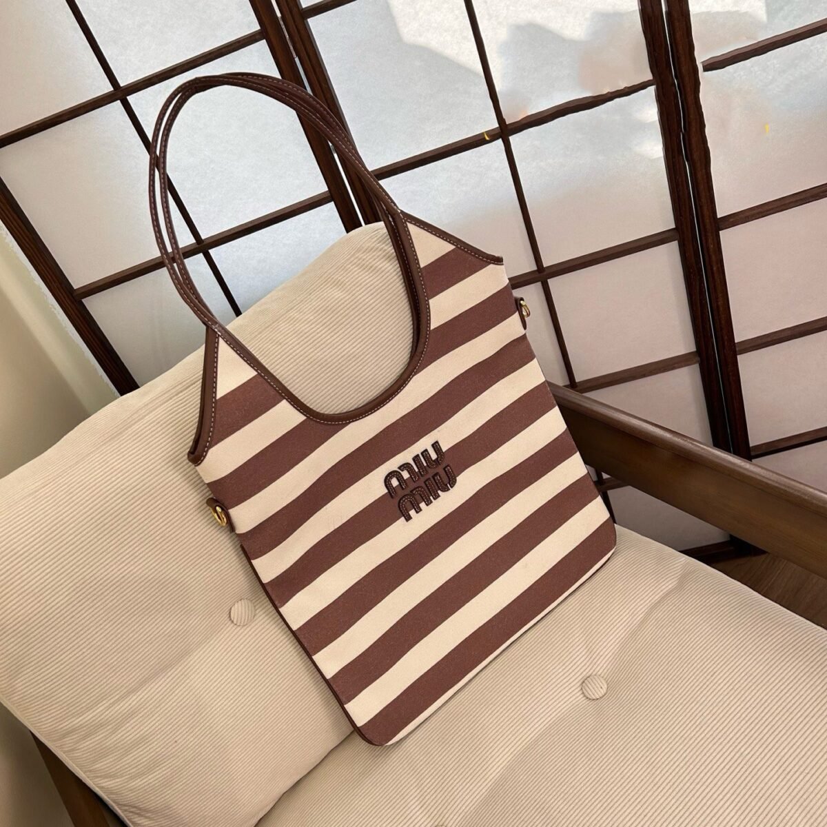 ⁦حقيبة ميو ميو القماشية المخططة⁩ - الصورة ⁦1⁩