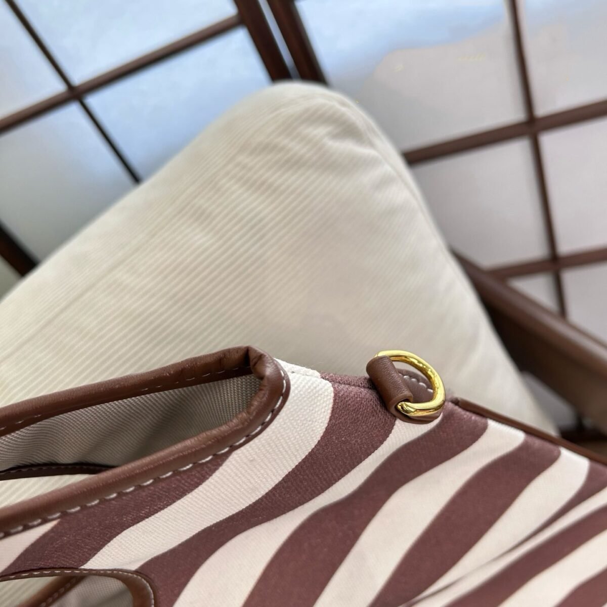 ⁦حقيبة ميو ميو القماشية المخططة⁩ - الصورة ⁦8⁩