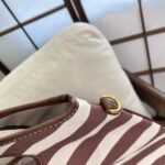 ⁦حقيبة ميو ميو القماشية المخططة⁩ - الصورة ⁦8⁩