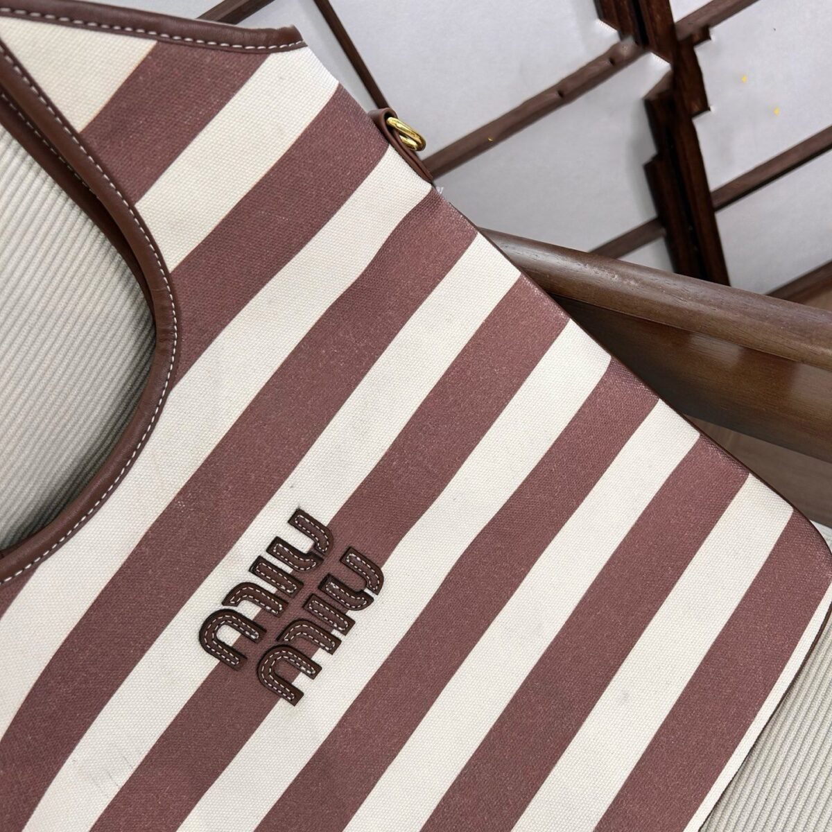 ⁦حقيبة ميو ميو القماشية المخططة⁩ - الصورة ⁦9⁩