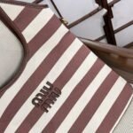 ⁦حقيبة ميو ميو القماشية المخططة⁩ - الصورة ⁦9⁩