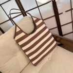 ⁦حقيبة ميو ميو القماشية المخططة⁩ - الصورة ⁦2⁩