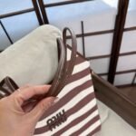 ⁦حقيبة ميو ميو القماشية المخططة⁩ - الصورة ⁦7⁩