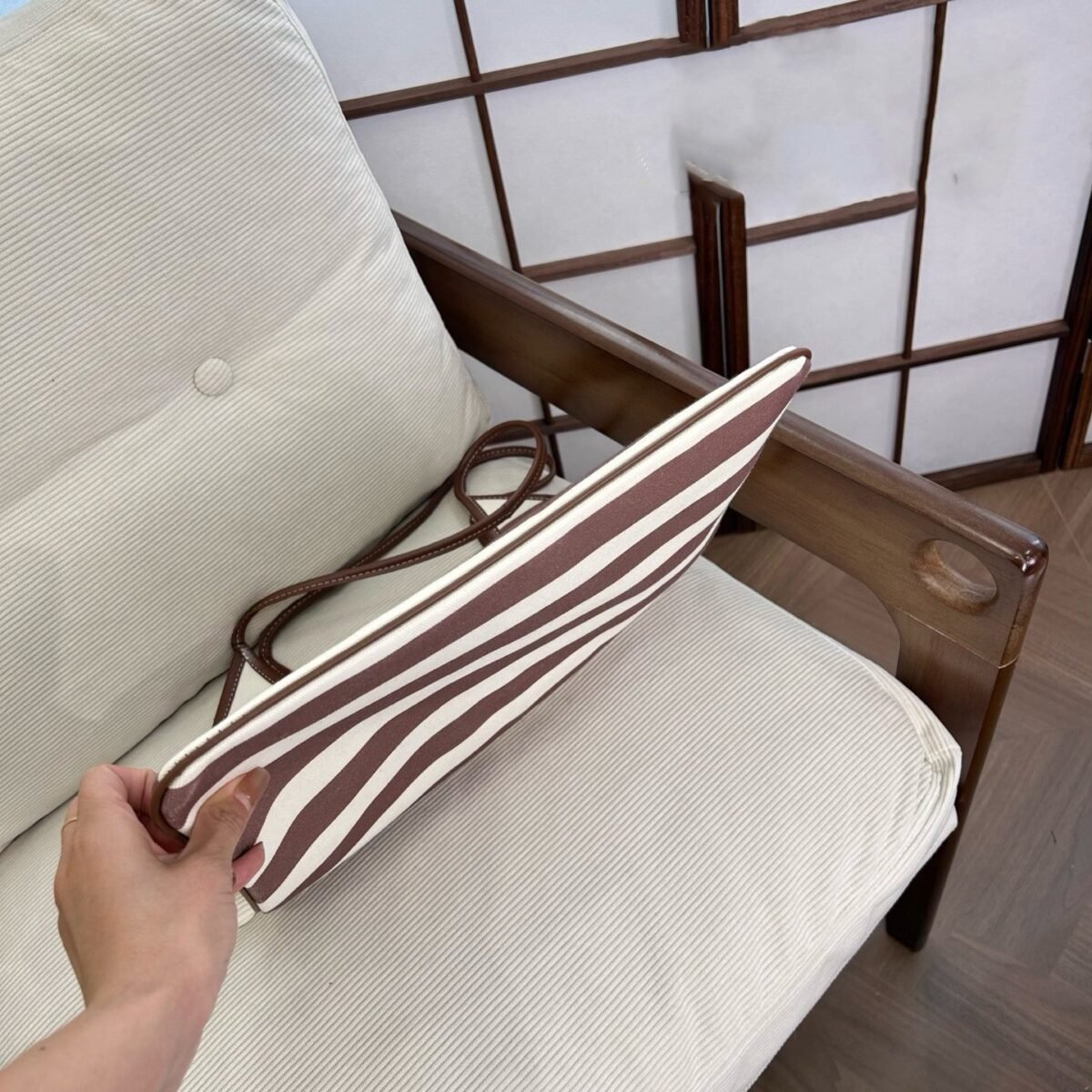 ⁦حقيبة ميو ميو القماشية المخططة⁩ - الصورة ⁦5⁩