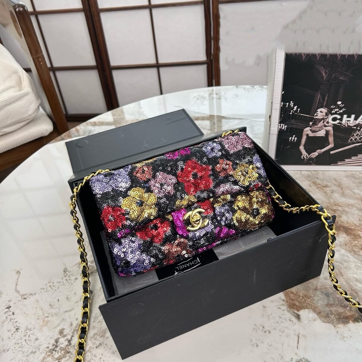 wsxc1746307893399_1 حقيبة شانيل بسلسلة مزينة بالترتر - الصورة 1