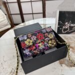 حقيبة شانيل بسلسلة مزينة بالترتر