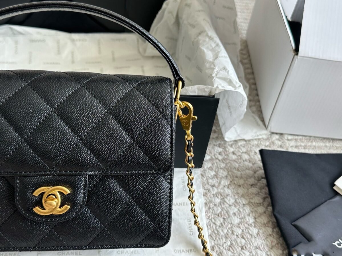 ⁦حقيبة شانيل الجديدة ذات المقبض القابل للطي⁩ - الصورة ⁦2⁩