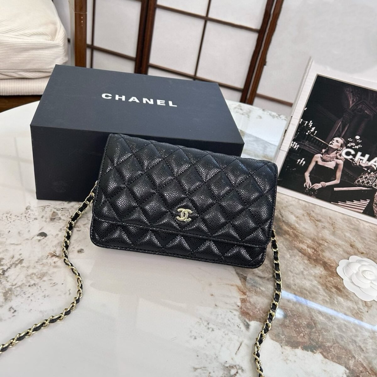 ⁦حقيبة شانيل "فورتشن" بتصميم كرة⁩ - الصورة ⁦1⁩