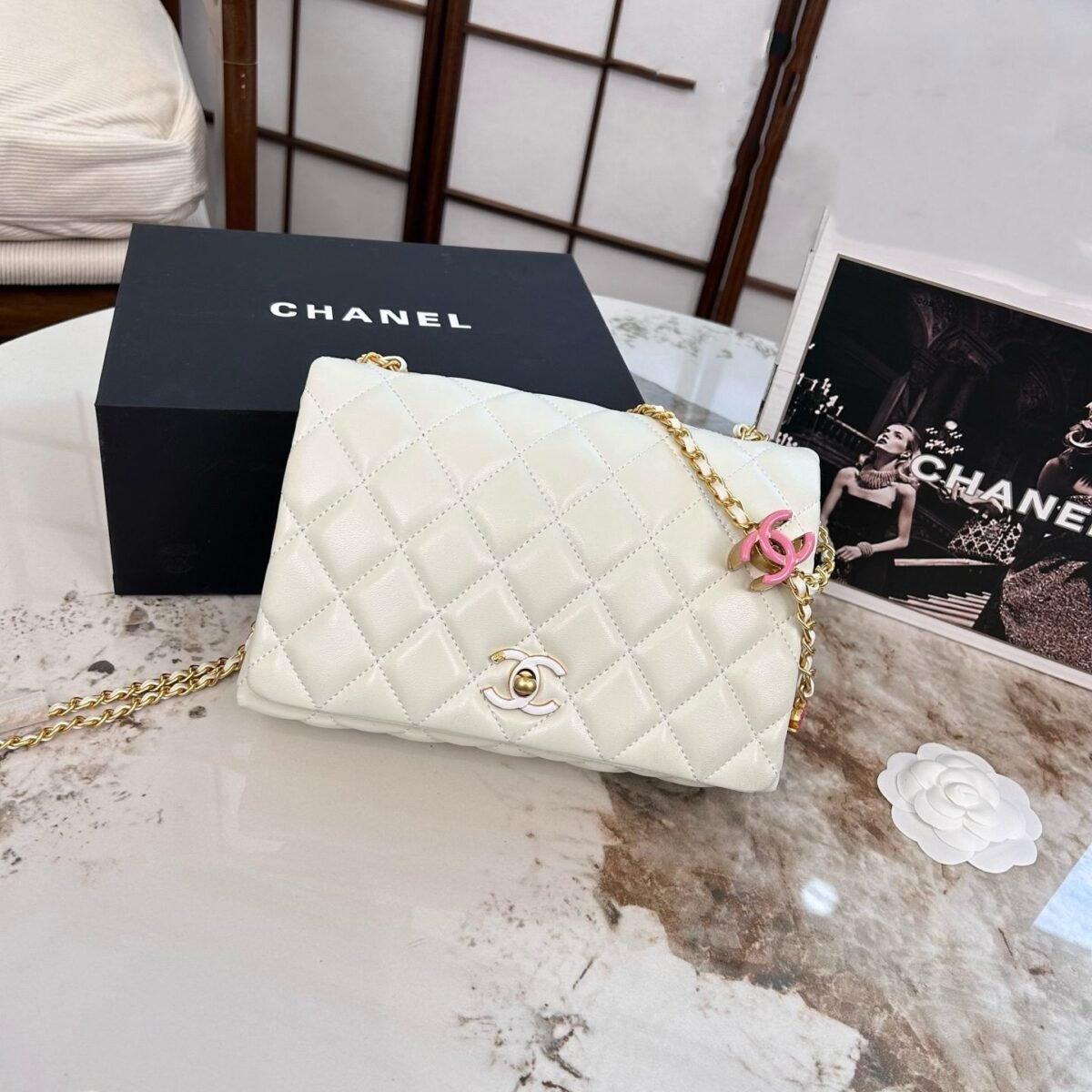 ⁦حقيبة شانيل المينا ذات الإبزيم والجيب⁩ - الصورة ⁦1⁩