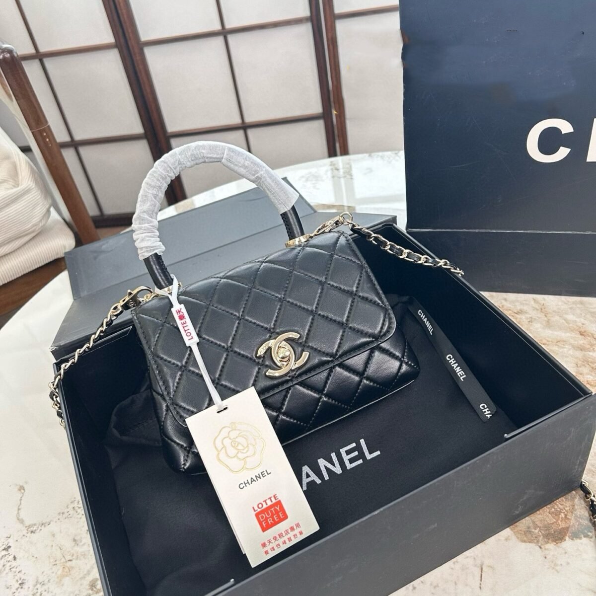 ⁦حقيبة شانيل كوكو بمقبض وسلسلة قابلة للطي، ٢٤*١٤ سم.⁩ - الصورة ⁦1⁩