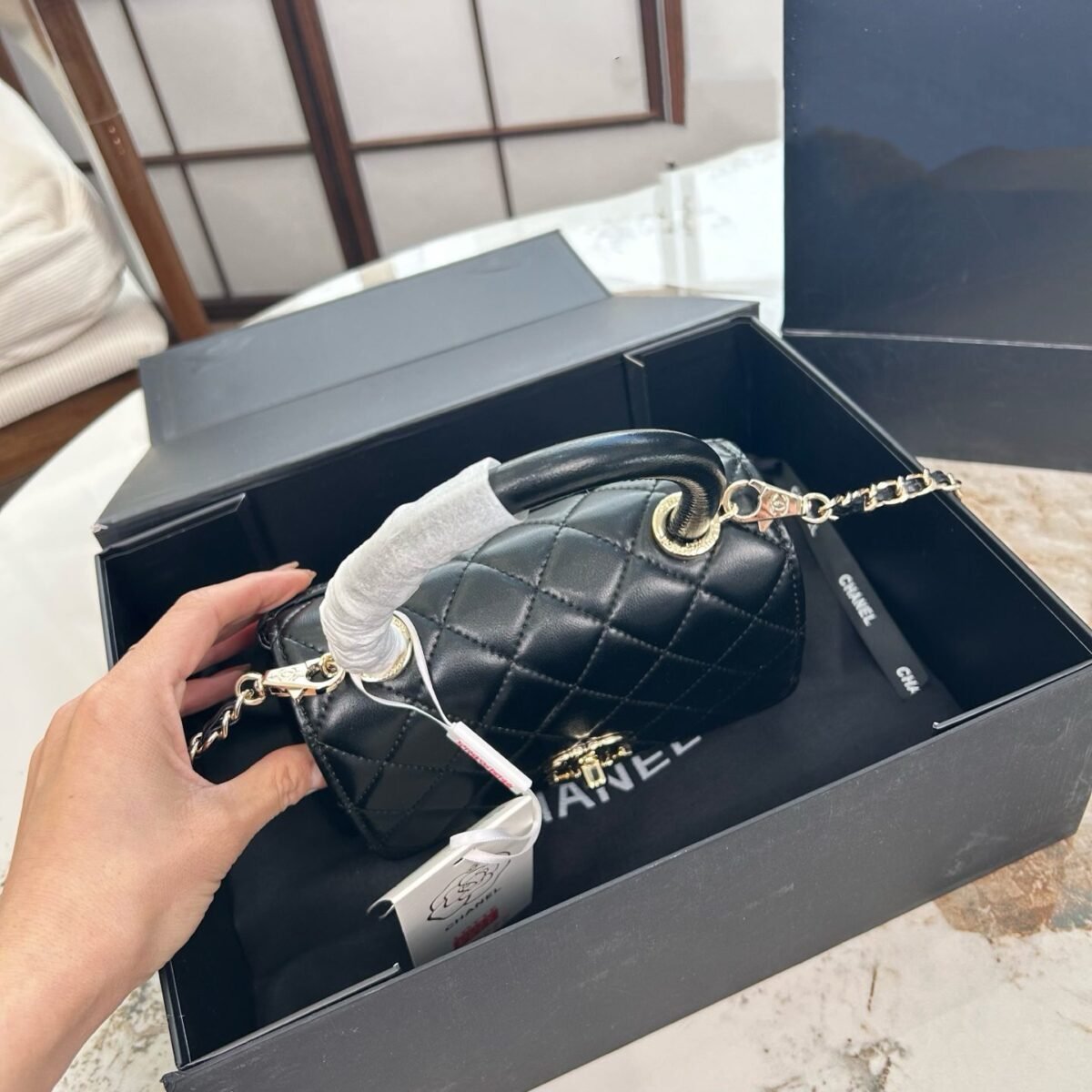 ⁦حقيبة شانيل كوكو بمقبض وسلسلة قابلة للطي، ٢٤*١٤ سم.⁩ - الصورة ⁦4⁩