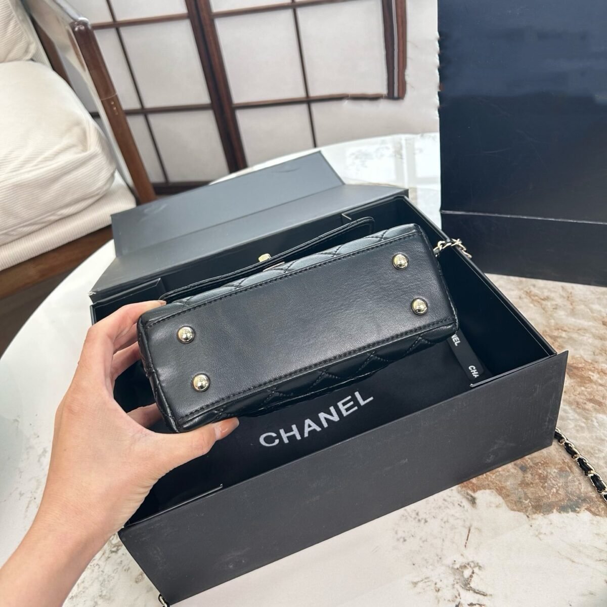 ⁦حقيبة شانيل كوكو بمقبض وسلسلة قابلة للطي، ٢٤*١٤ سم.⁩ - الصورة ⁦7⁩