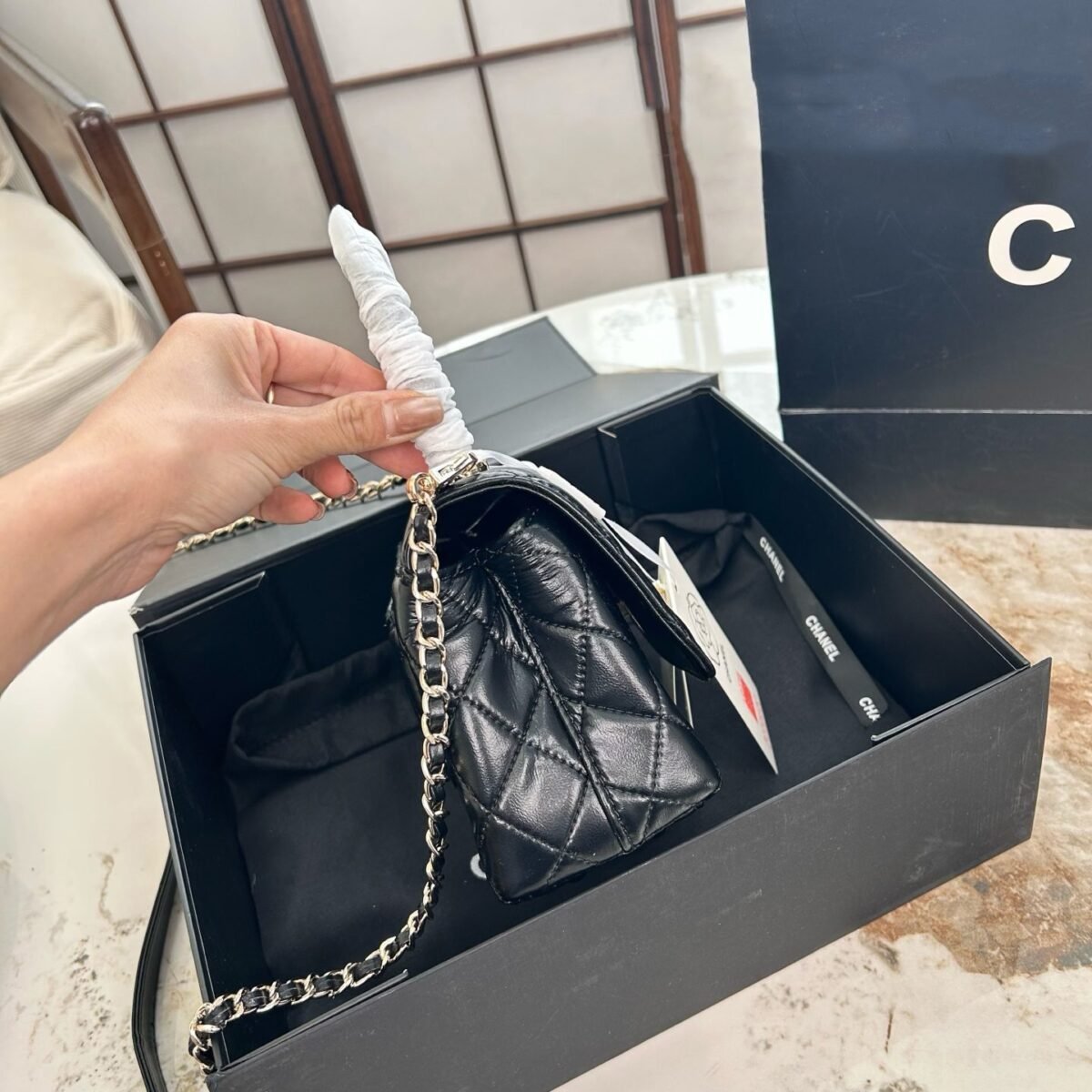 ⁦حقيبة شانيل كوكو بمقبض وسلسلة قابلة للطي، ٢٤*١٤ سم.⁩ - الصورة ⁦3⁩