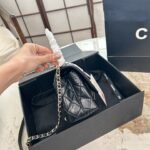 ⁦حقيبة شانيل كوكو بمقبض وسلسلة قابلة للطي، ٢٤*١٤ سم.⁩ - الصورة ⁦3⁩