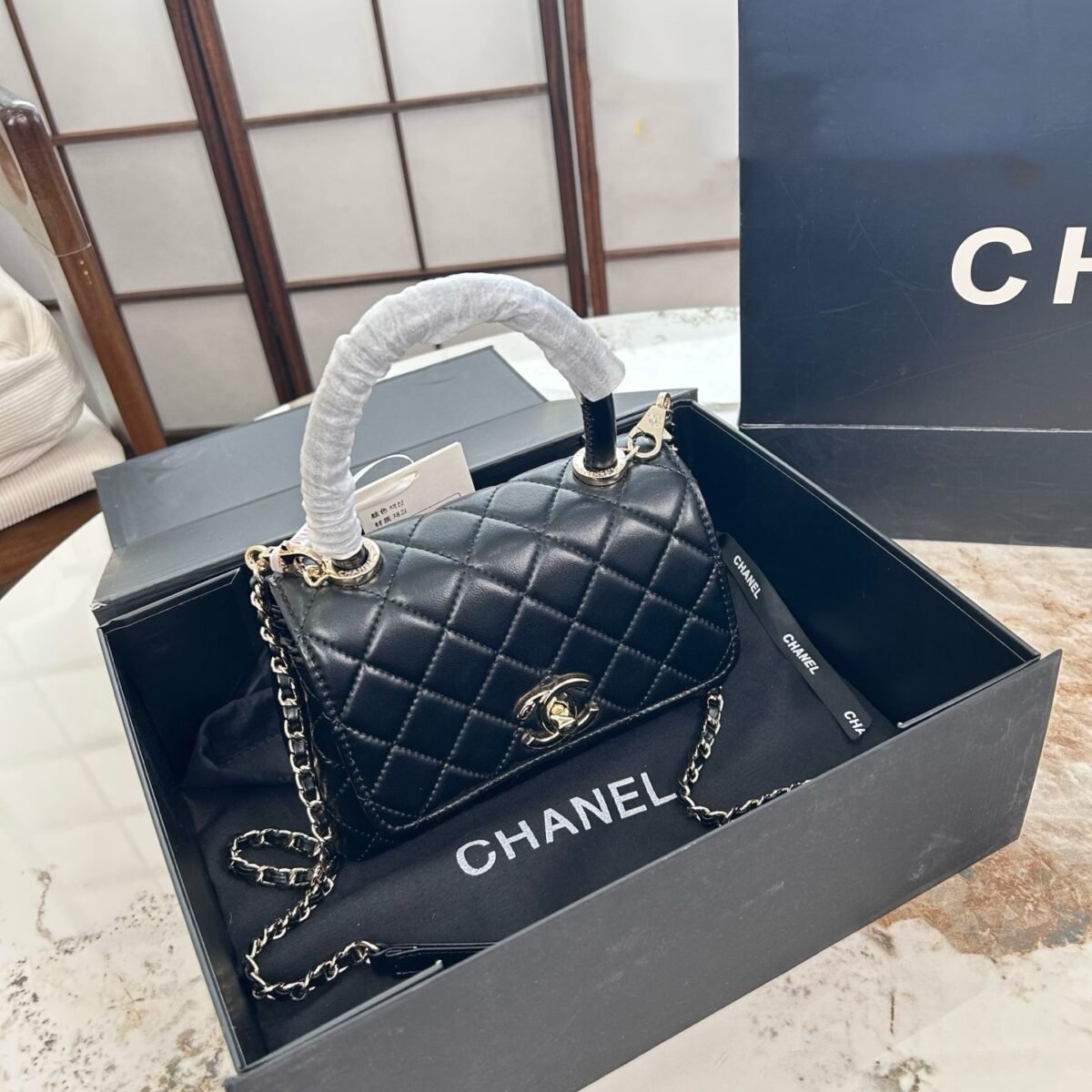 ⁦حقيبة شانيل كوكو بمقبض وسلسلة قابلة للطي، ٢٤*١٤ سم.⁩ - الصورة ⁦2⁩