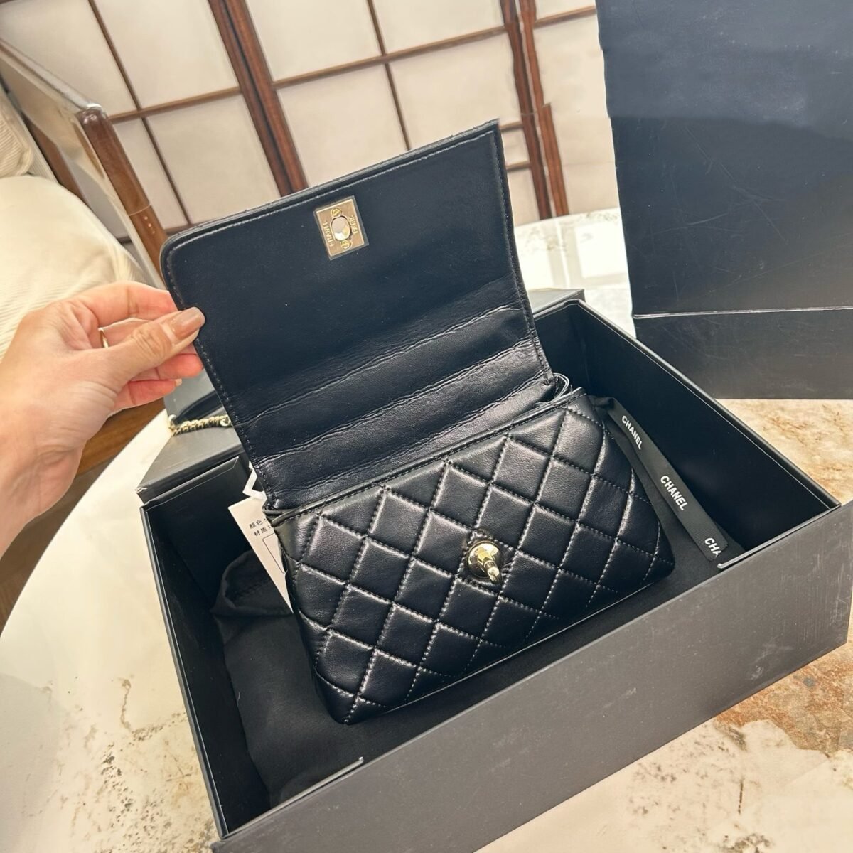 ⁦حقيبة شانيل كوكو بمقبض وسلسلة قابلة للطي، ٢٤*١٤ سم.⁩ - الصورة ⁦5⁩