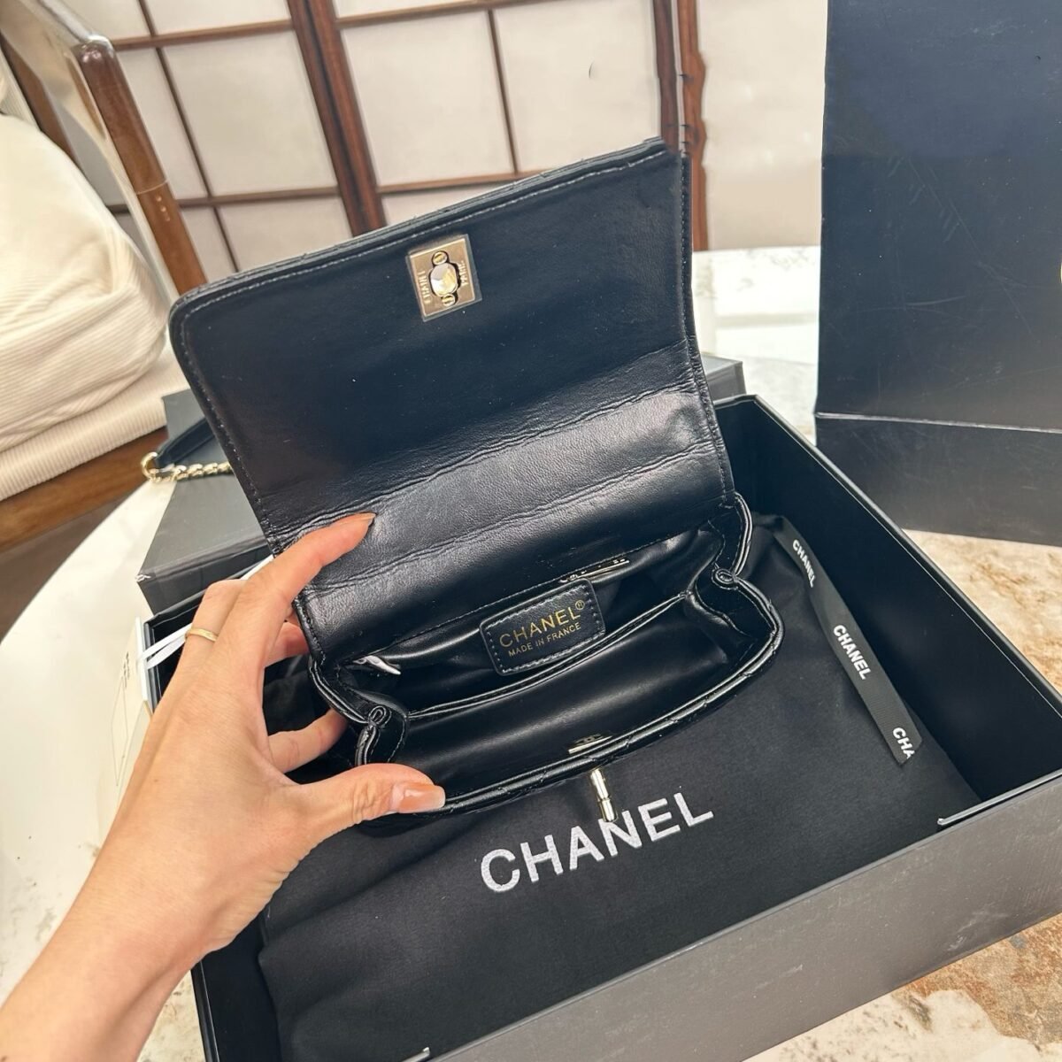 ⁦حقيبة شانيل كوكو بمقبض وسلسلة قابلة للطي، ٢٤*١٤ سم.⁩ - الصورة ⁦6⁩