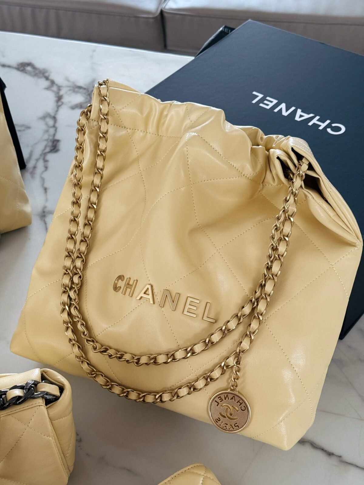 ⁦حقيبة شانيل 22 أكثر روعة⁩ - الصورة ⁦2⁩