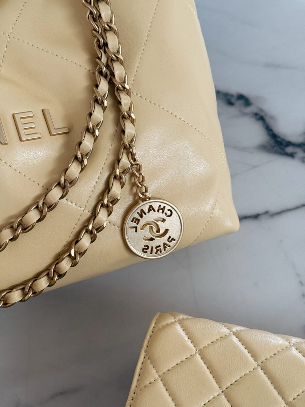 ⁦حقيبة شانيل 22 أكثر روعة⁩ - الصورة ⁦8⁩