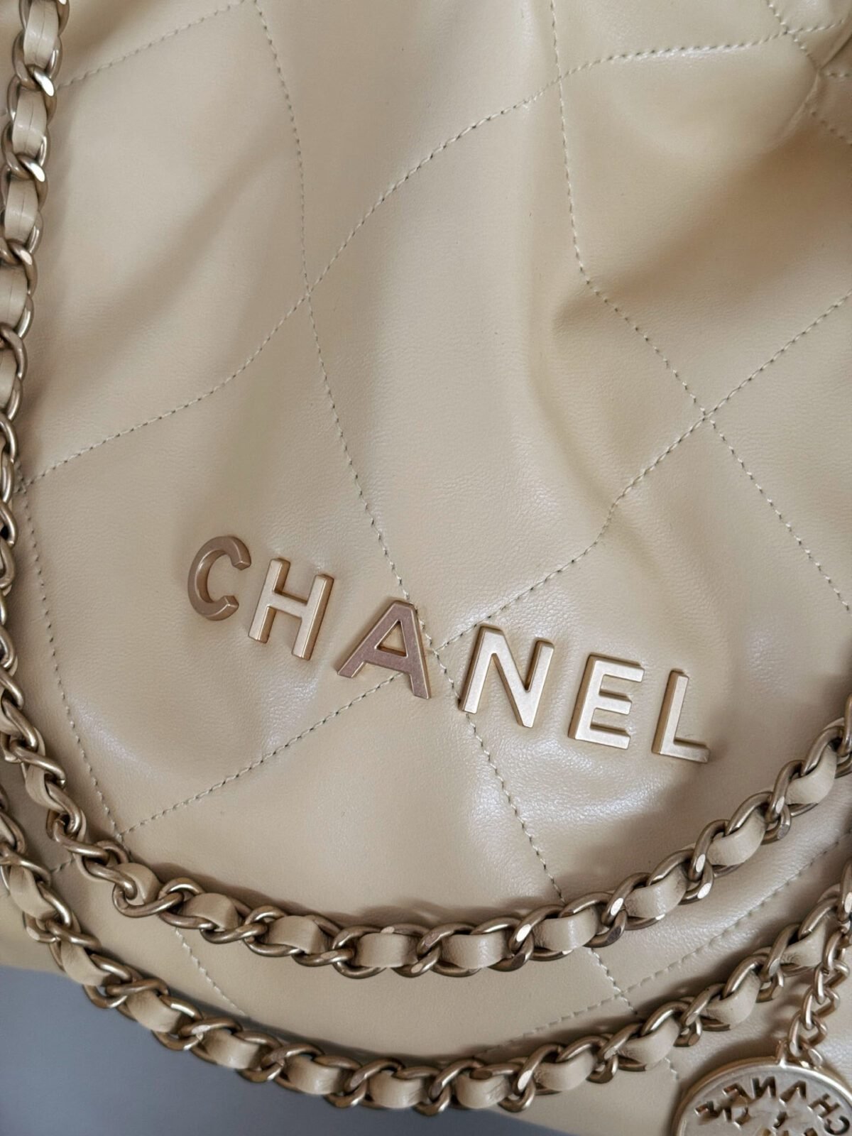 ⁦حقيبة شانيل 22 أكثر روعة⁩ - الصورة ⁦5⁩