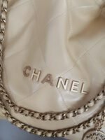 ⁦حقيبة شانيل 22 أكثر روعة⁩ - الصورة ⁦5⁩