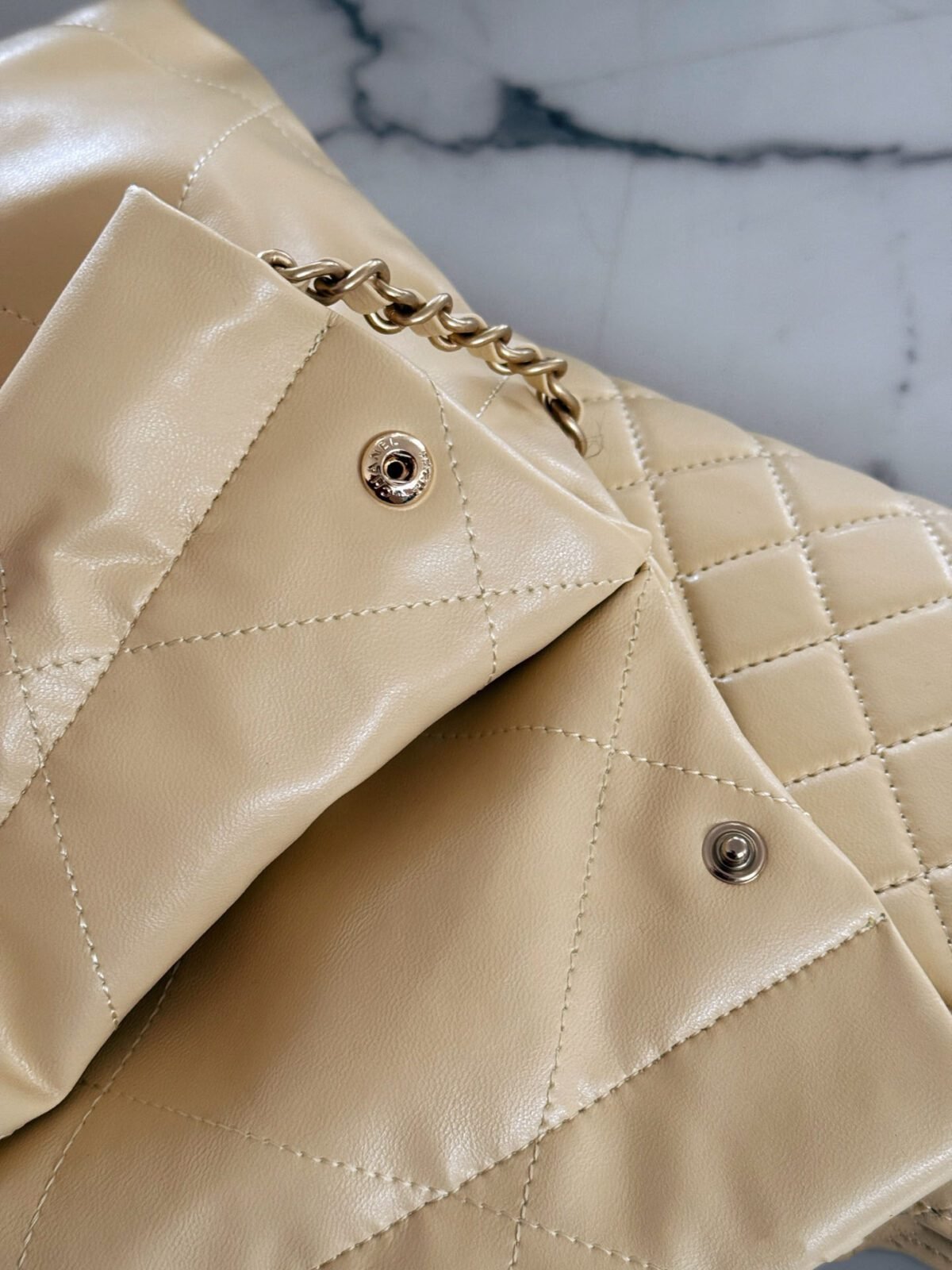 ⁦حقيبة شانيل 22 أكثر روعة⁩ - الصورة ⁦6⁩