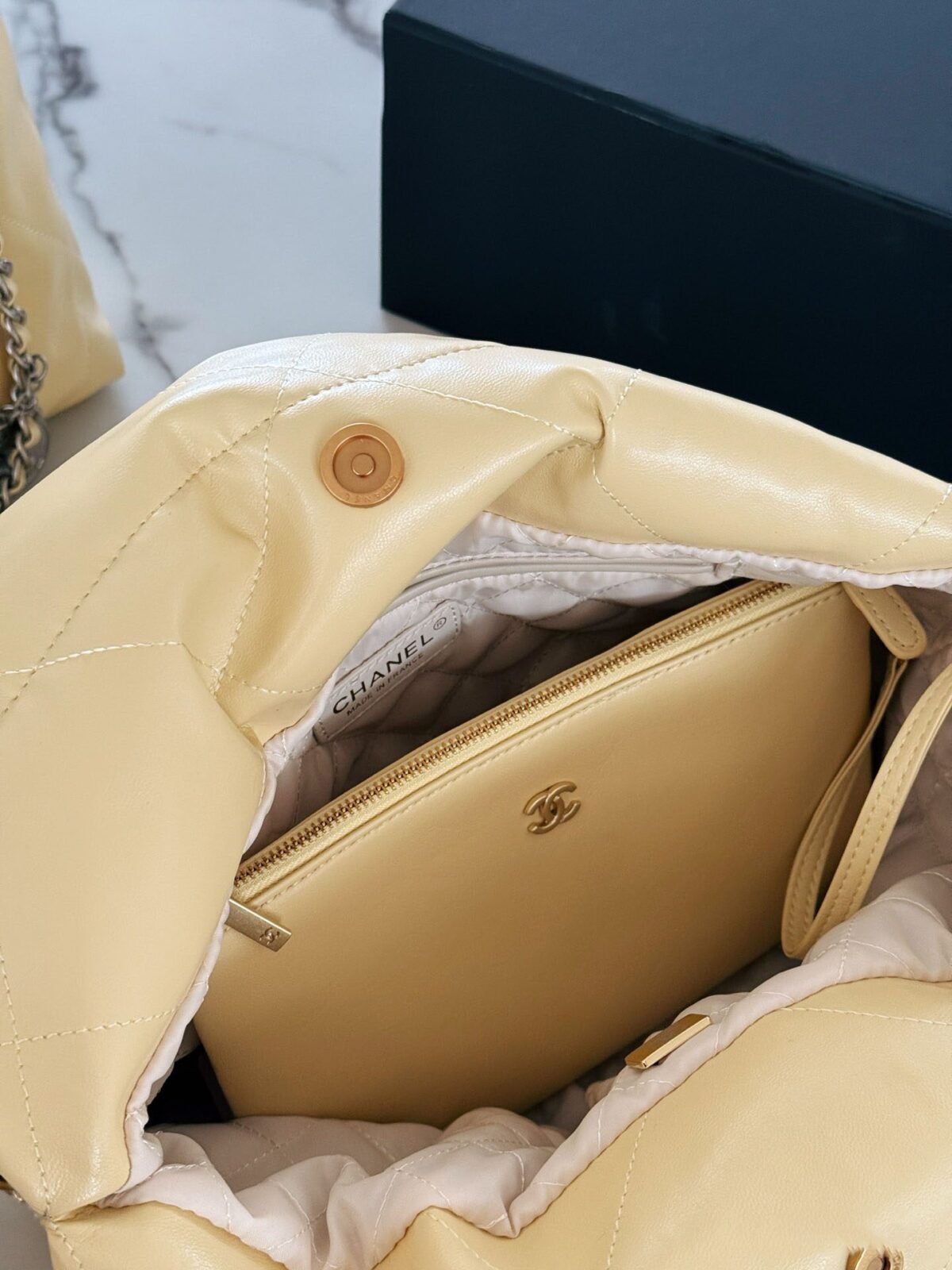 ⁦حقيبة شانيل 22 أكثر روعة⁩ - الصورة ⁦7⁩