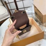 ⁦حقيبة LV للهاتف المحمول بسلسلة⁩ - الصورة ⁦3⁩