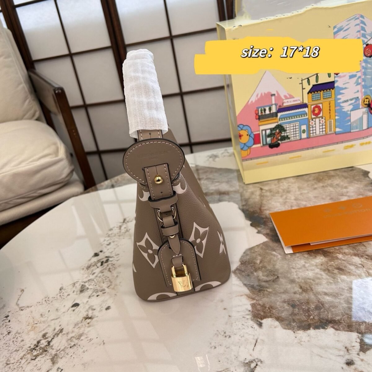 ⁦حقيبة دلو جديدة من LV منقوشة⁩ - الصورة ⁦4⁩