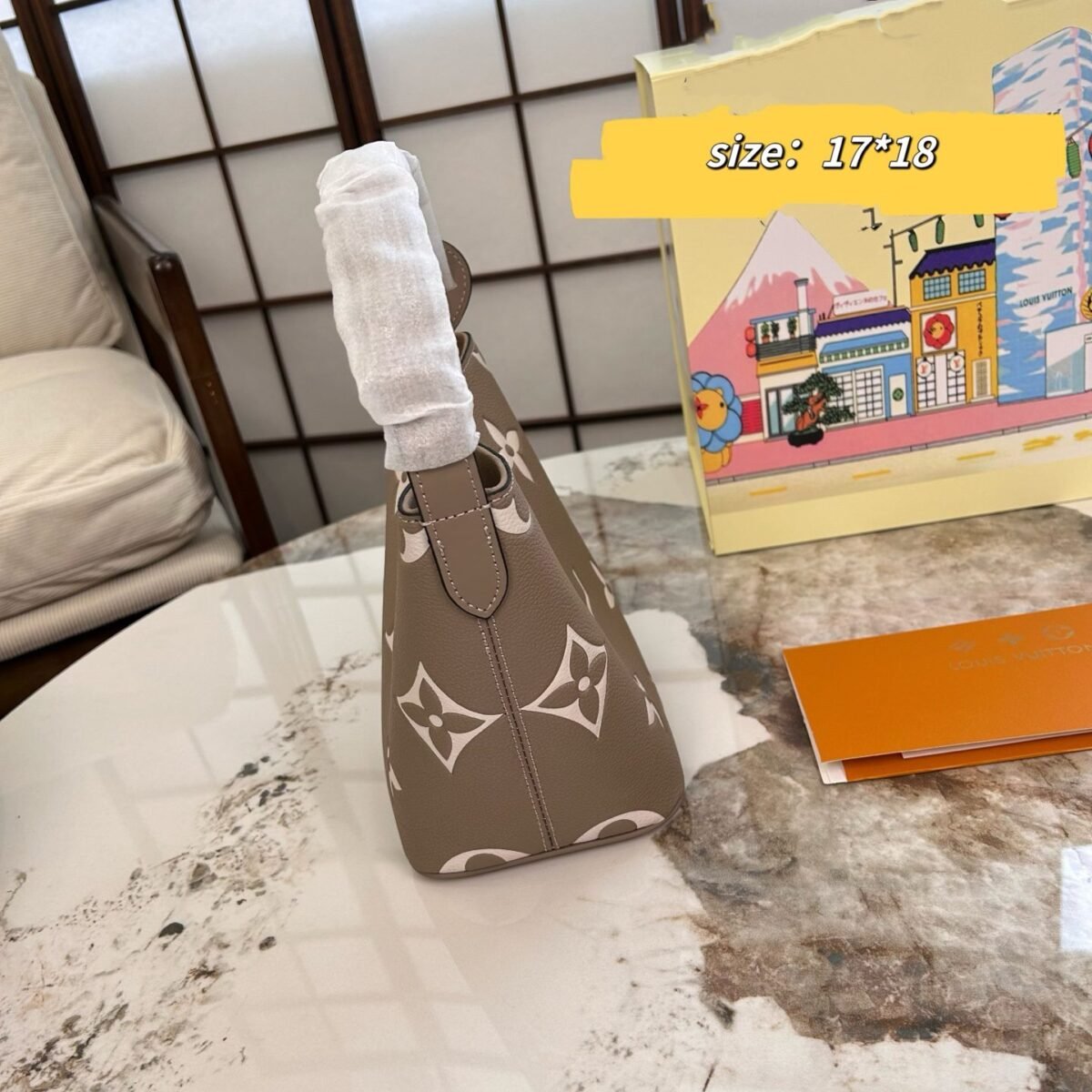 ⁦حقيبة دلو جديدة من LV منقوشة⁩ - الصورة ⁦9⁩