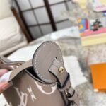 ⁦حقيبة دلو جديدة من LV منقوشة⁩ - الصورة ⁦8⁩